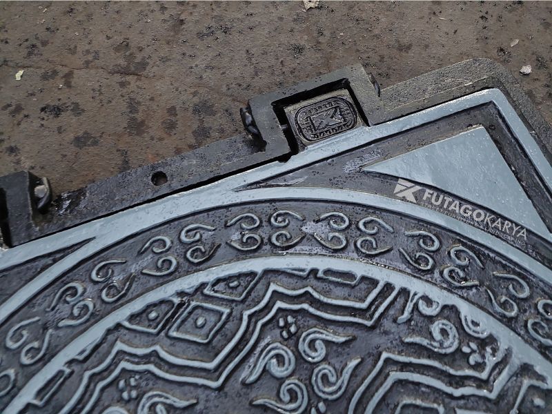 Manhole cover besi