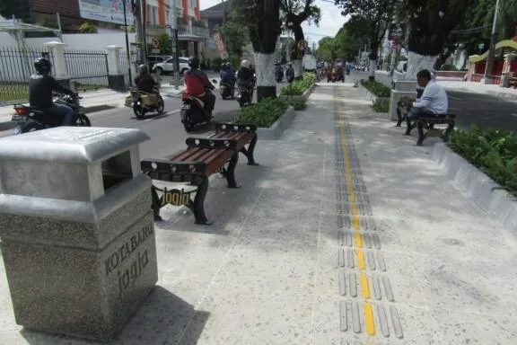Elemen Trotoar Ruang Penting bagi Para Pejalan Kaki