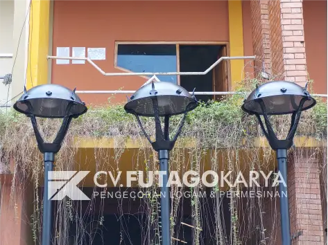 Tiang lampu jalan besi