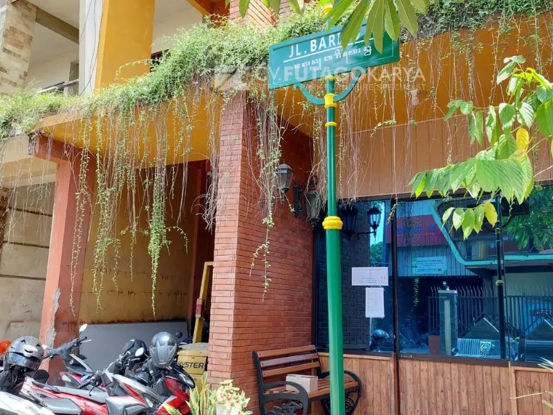 tiang papan nama jalan