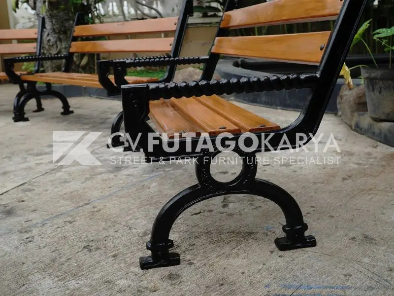 kursi besi panjang