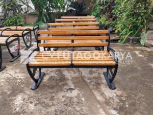 tempat duduk di taman