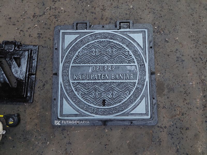 Manhole cover besi