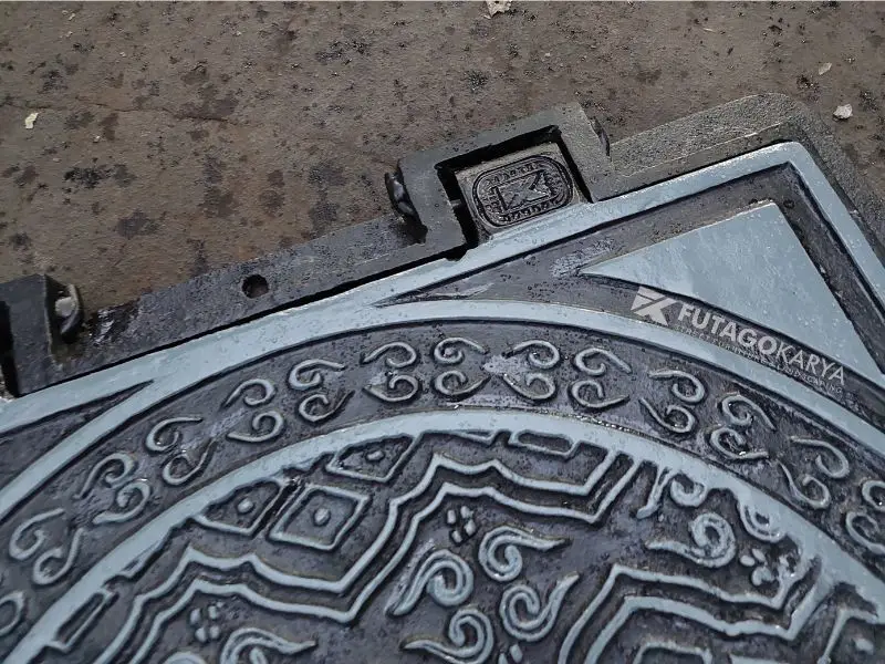 Manhole cover besi