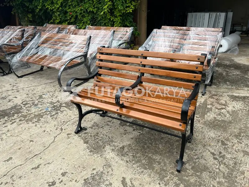 Kursi Besi Panjang Minimalis