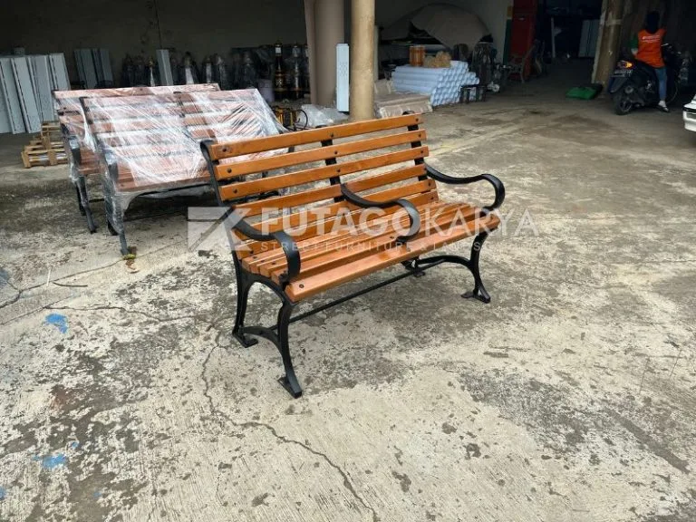 Kursi Besi Panjang Minimalis