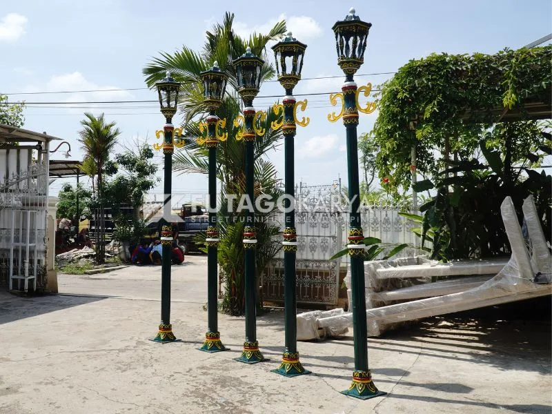 tiang lampu taman