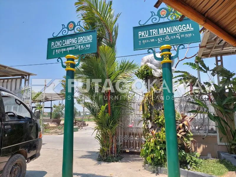 Apa Itu Tiang Papan Nama Outdoor?