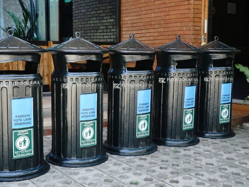 Tempat Sampah Besi Taman Kota sebagai Ruang Publik