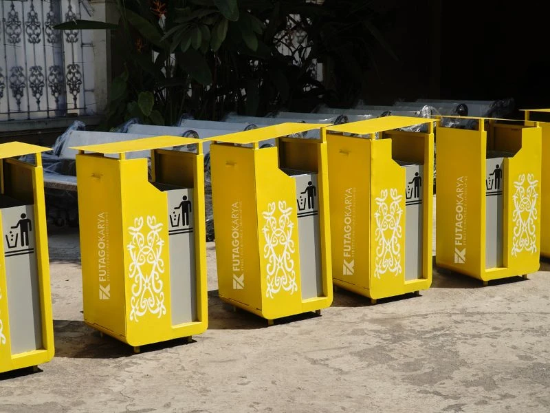 Tong Sampah dari Besi