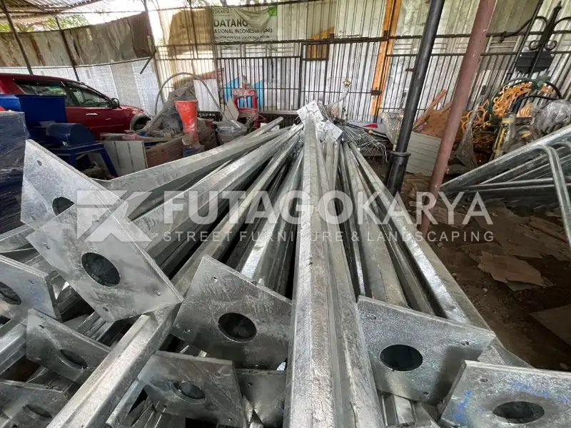 Tiang Lampu Oktagonal