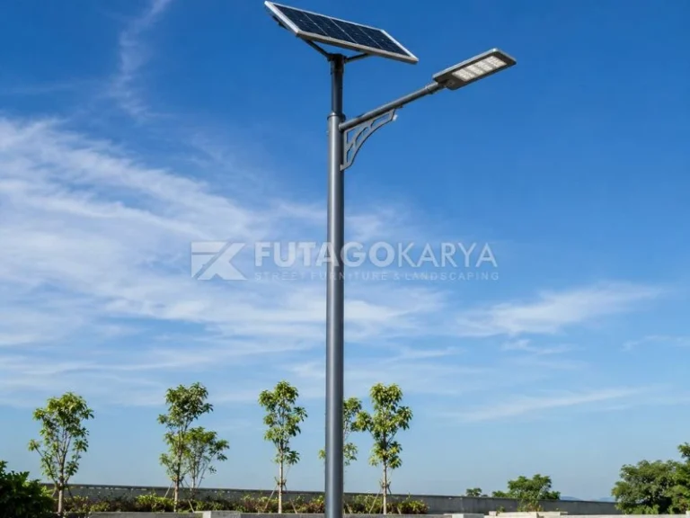 Tiang lampu jalan tenaga surya terpasang di area jalan untuk penerangan luar ruang