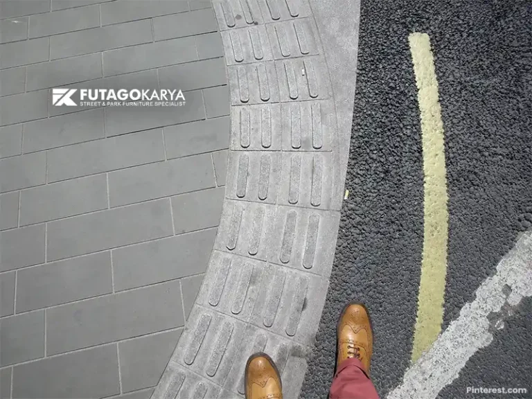 Guiding block pada jalur pedestrian