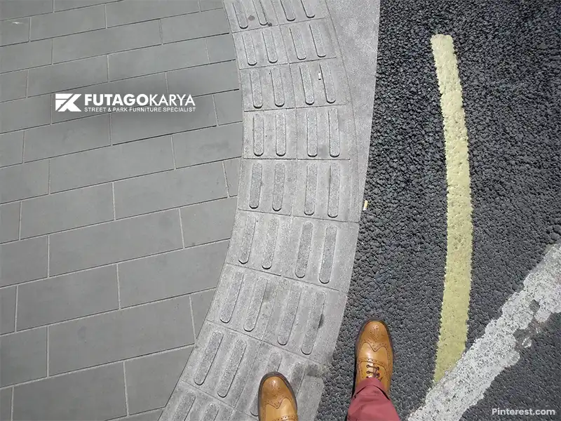 Guiding block pada jalur pedestrian
