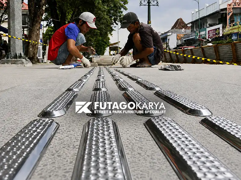 Pemasangan guiding block aluminium di lokasi proyek