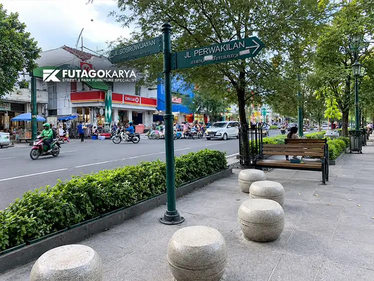 contoh penggunaan bollard jalan pada kawasan pedestrian